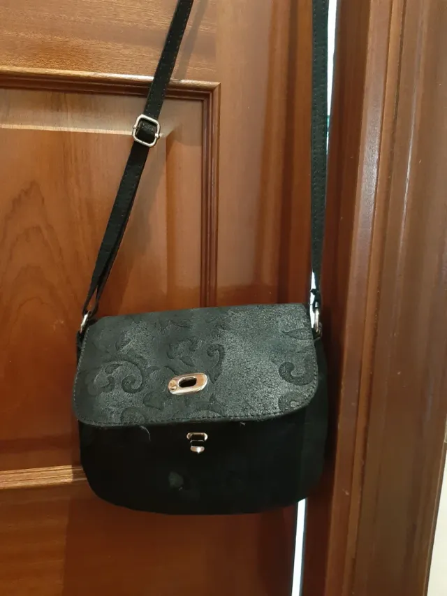Bolso negro con relieve