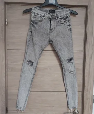 Pantalón vaquero Bershka gris desgastado T34