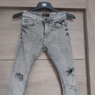 Pantalón vaquero Bershka gris desgastado T34