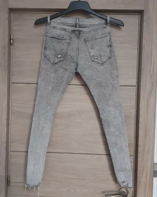 Pantalón vaquero Bershka gris desgastado T34
