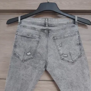 Pantalón vaquero Bershka gris desgastado T34