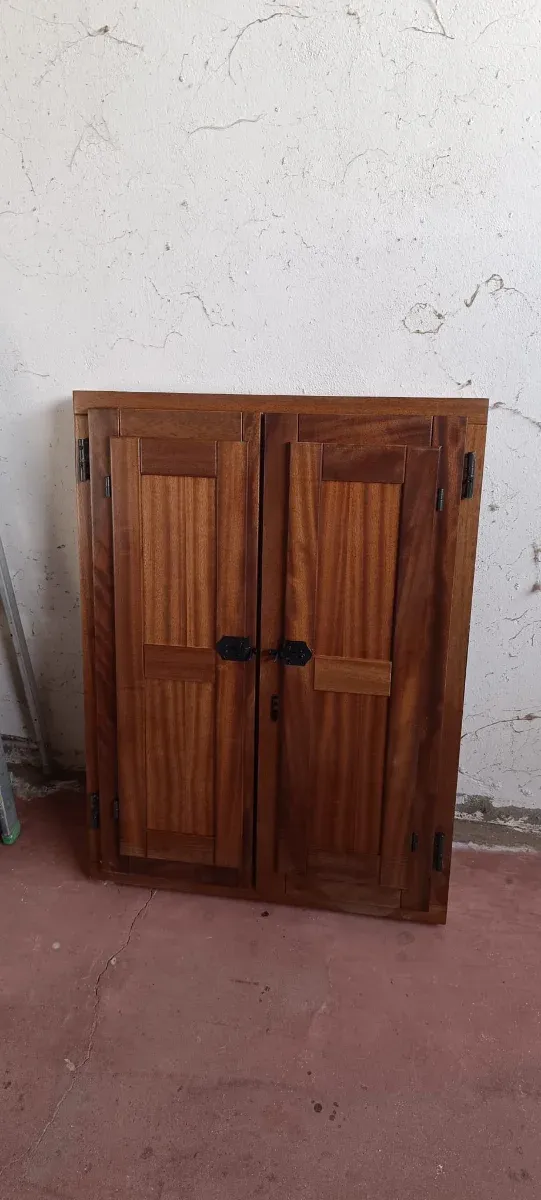 Ventana de madera maciza de Iroko con contraventan