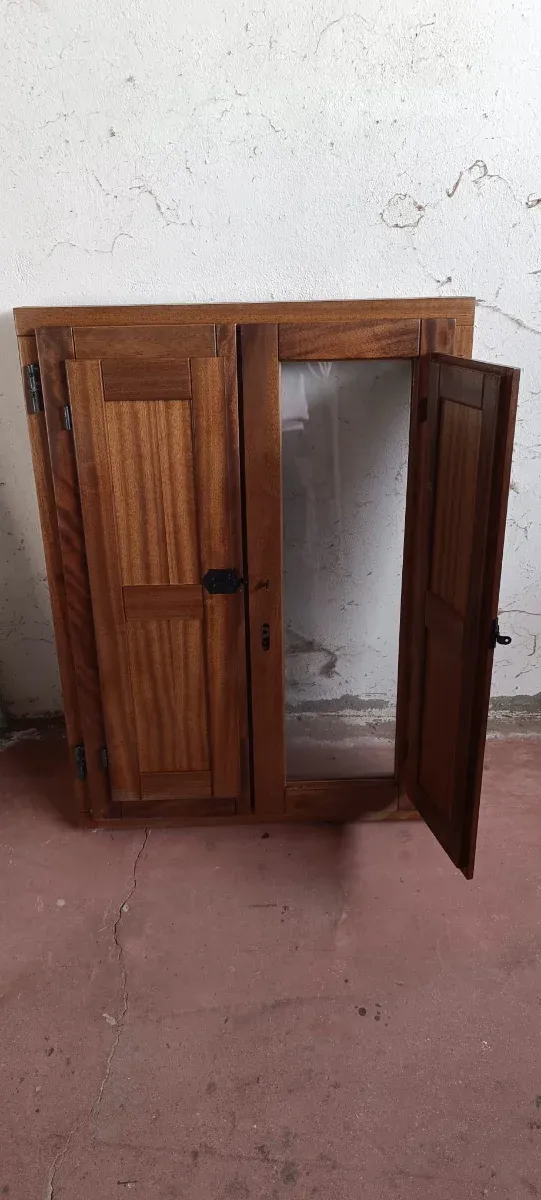 Ventana de madera maciza de Iroko con contraventan