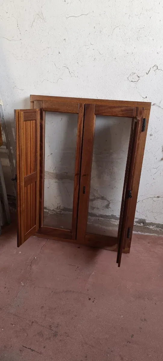 Ventana de madera maciza de Iroko con contraventan