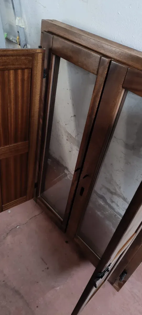 Ventana de madera maciza de Iroko con contraventan