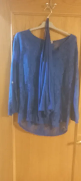 Blusa azul con detalles naranjas talla única