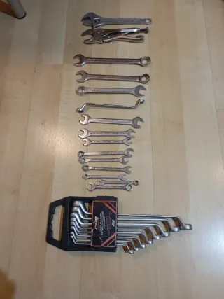 Juego de llaves y herramientas