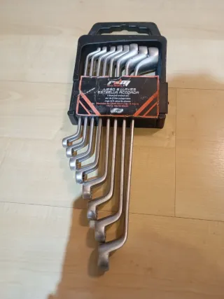 Juego de llaves y herramientas