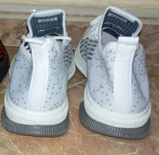 Zapatillas deportivas grises y blancas