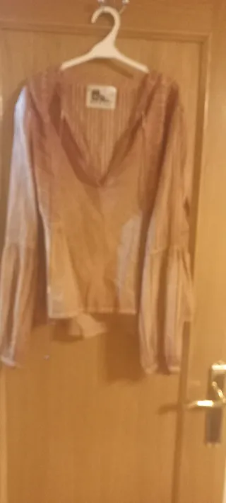 Blusa beige y rosa con manga acampanada