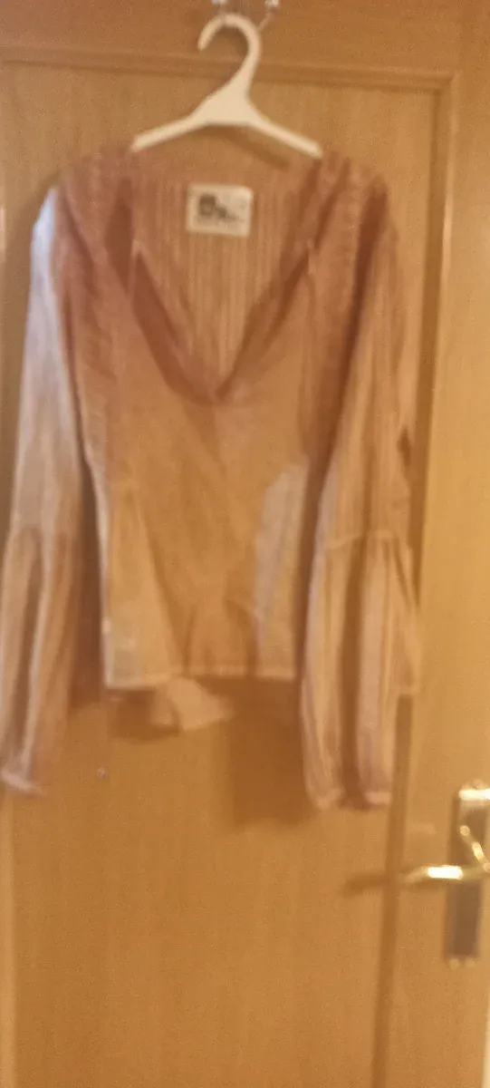 Blusa beige y rosa con manga acampanada