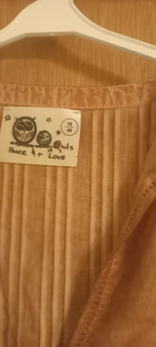 Blusa beige y rosa con manga acampanada