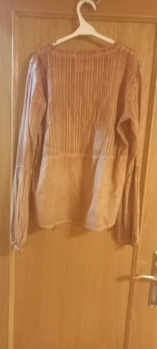 Blusa beige y rosa con manga acampanada