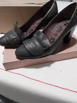Zapatos de piel con tacón cómodo