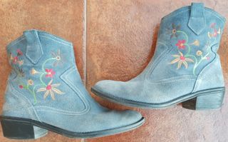 Botines azules bordados florales