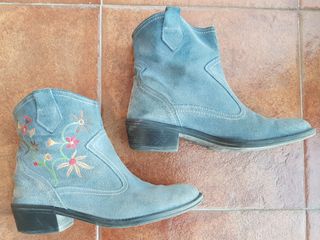 Botines azules bordados florales