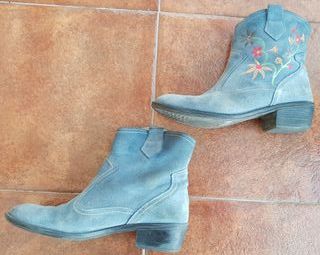 Botines azules bordados florales