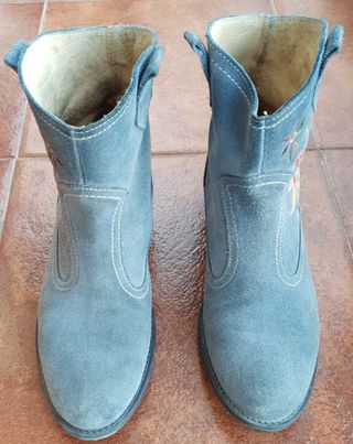 Botines azules bordados florales