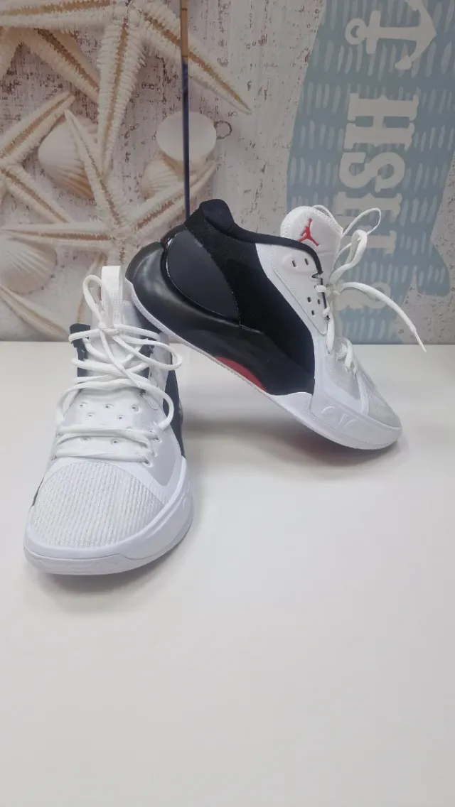 Zapatillas Jordan Negras y Blancas