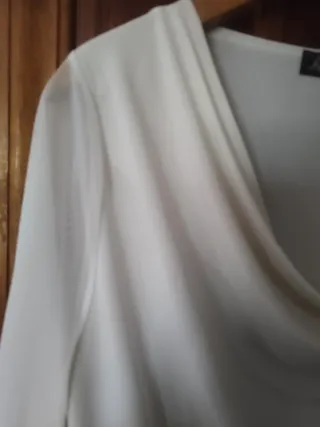 Elegante blusa asimétrica (tallas curvy)