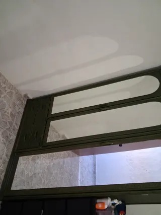 Armario de mimbre con espejos