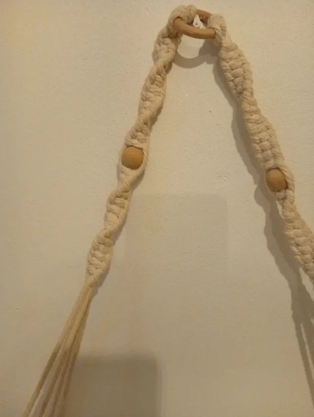 Repisa colgante de macramé y madera