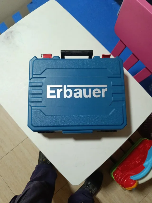 Atornillador Erbauer 18V con maletín y brocas