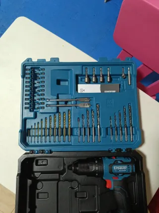 Atornillador Erbauer 18V con maletín y brocas