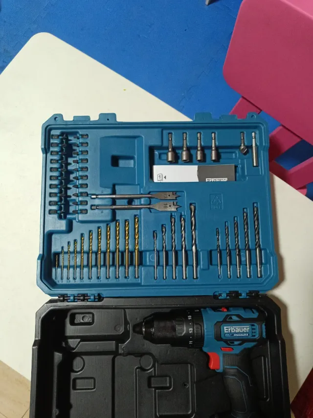 Atornillador Erbauer 18V con maletín y brocas