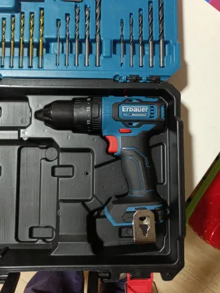 Atornillador Erbauer 18V con maletín y brocas