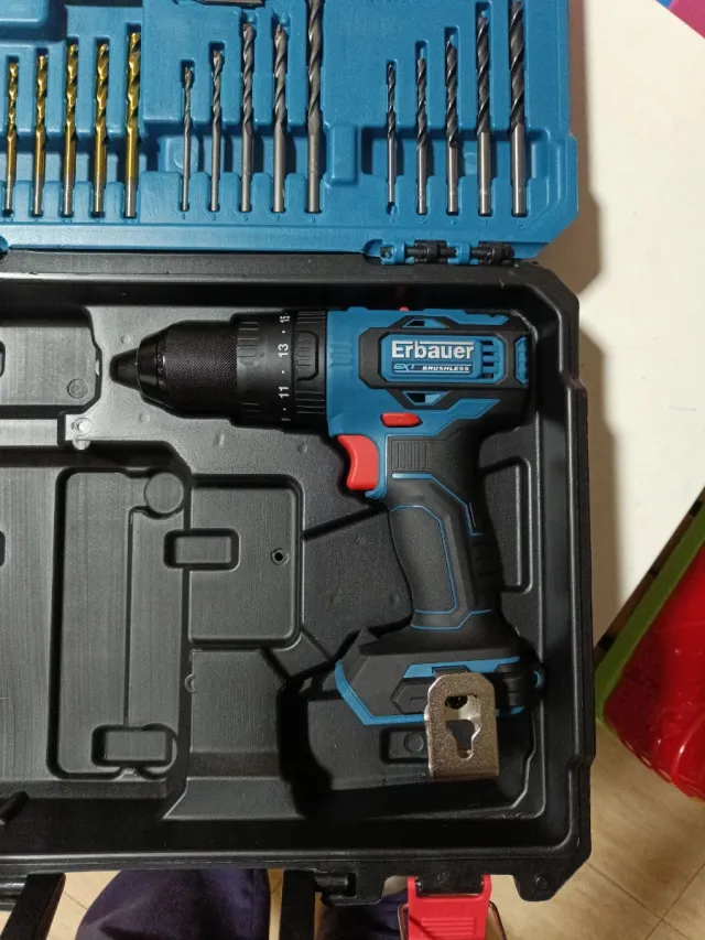 Atornillador Erbauer 18V con maletín y brocas