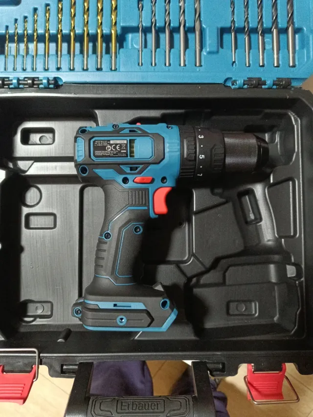 Atornillador Erbauer 18V con maletín y brocas