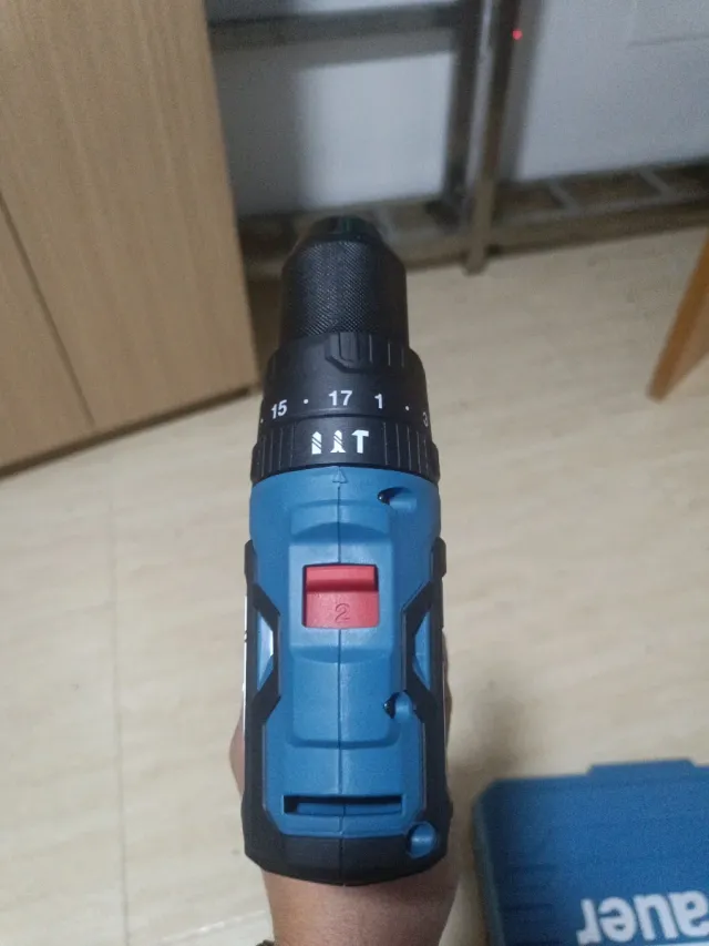 Atornillador Erbauer 18V con maletín y brocas