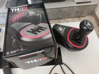 Volante Thrustmaster PS5 con 3 pedales
