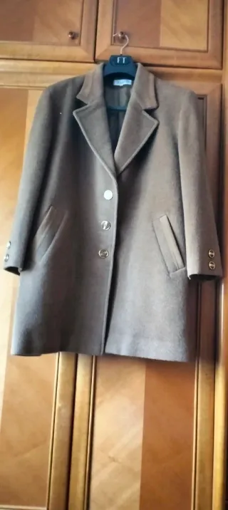 Abrigo marrón con botones dorados de cachemir