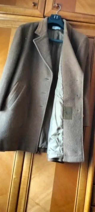 Abrigo marrón con botones dorados de cachemir