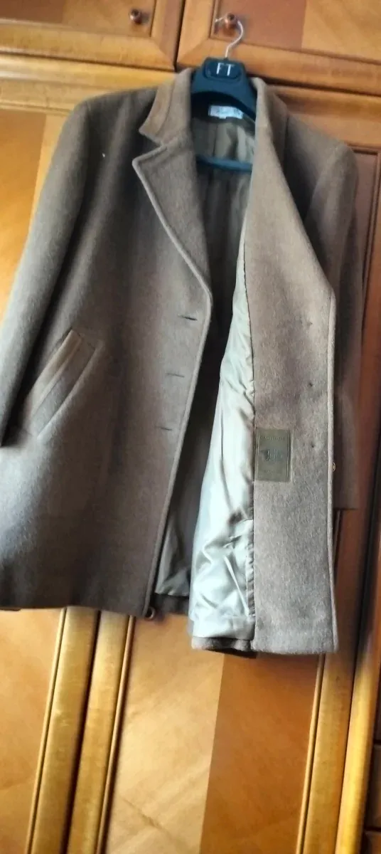 Abrigo marrón con botones dorados de cachemir