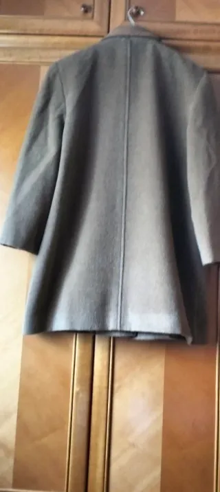 Abrigo marrón con botones dorados de cachemir