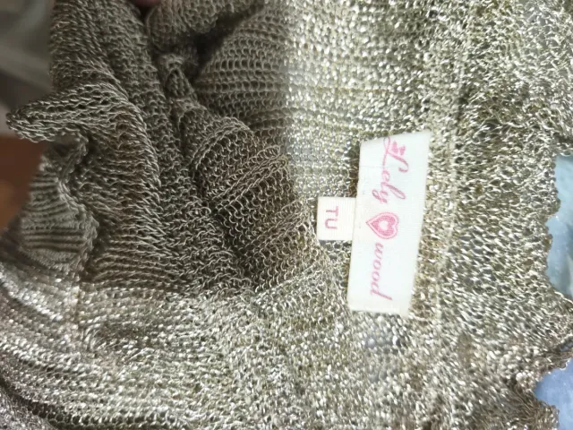 Top de Hombros Descubiertos Dorado.