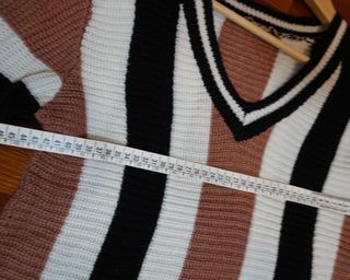 Jersey Shein rayas blanco, negro y marrón