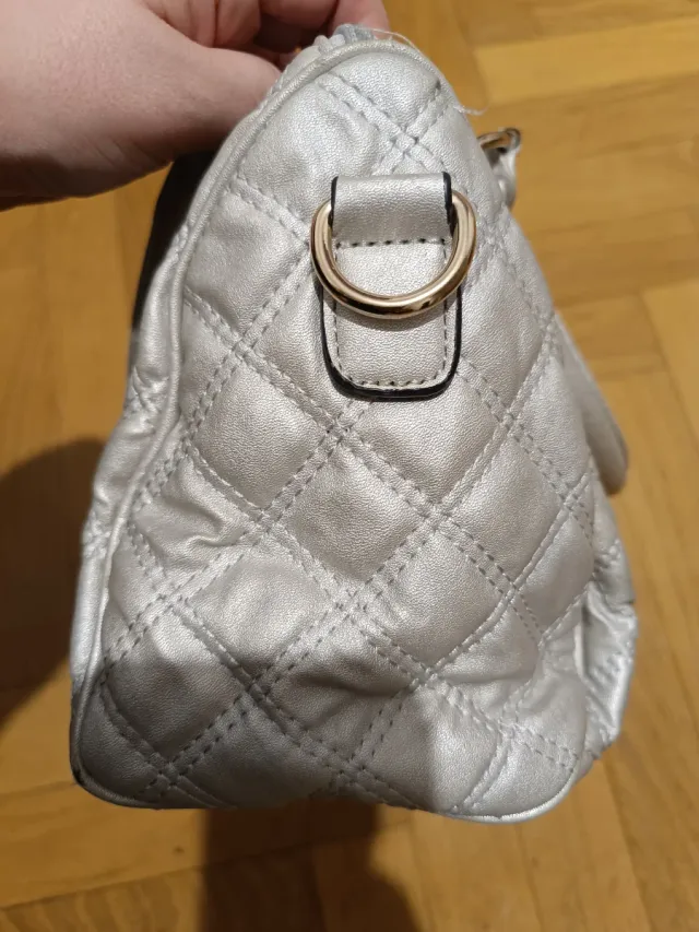 Bolso plateado/metalizado acolchado de mano