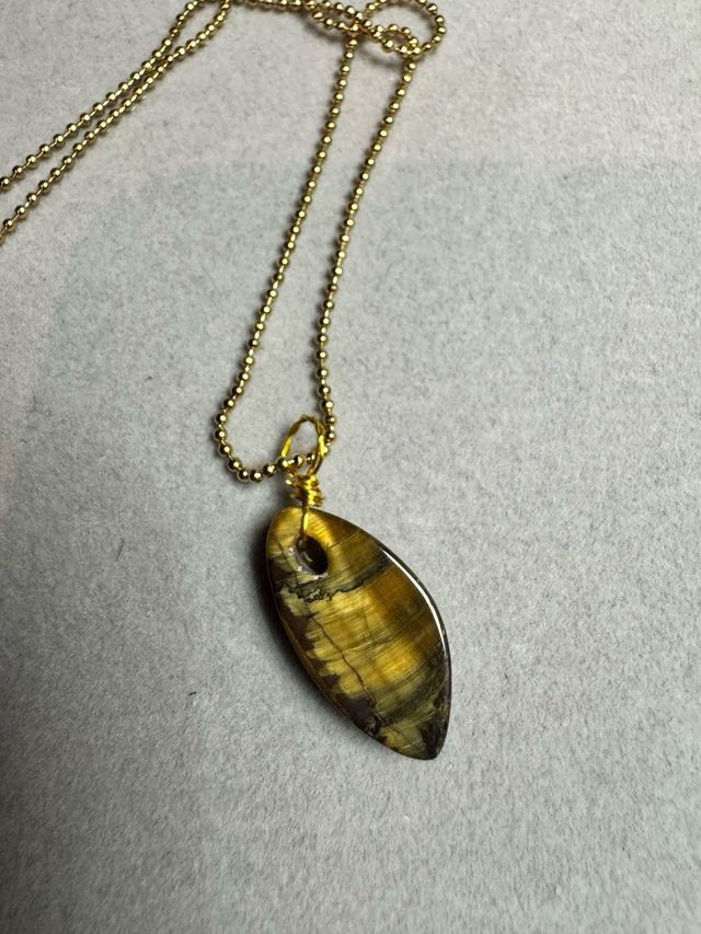 Colar com pingente de pedra natural