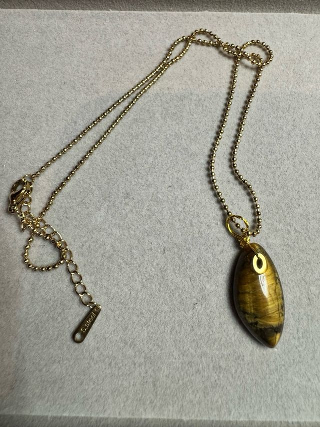 Colar com pingente de pedra natural