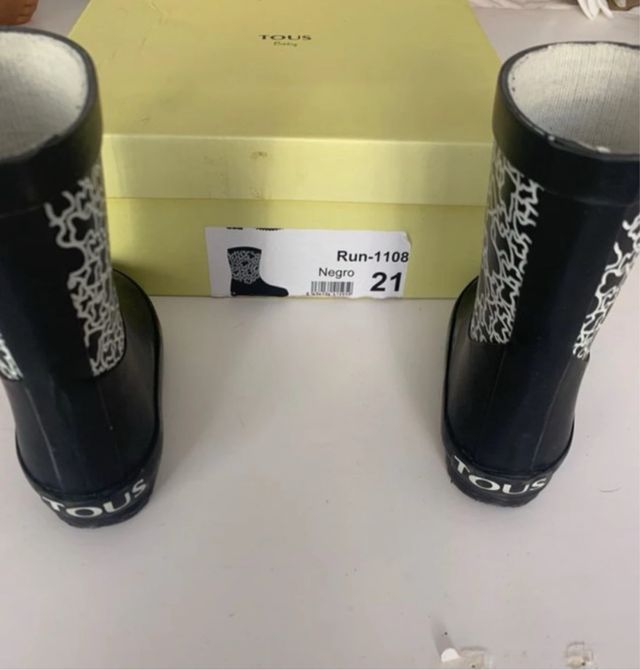 Botas de agua Tous negras y blancas.