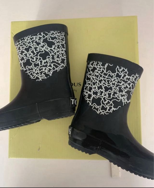 Botas de agua Tous negras y blancas.