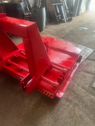 Desbrozadora para tractor desplazable hidráulica