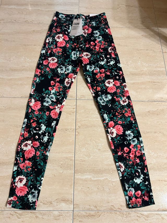 Pantalones florales negros y multicolor