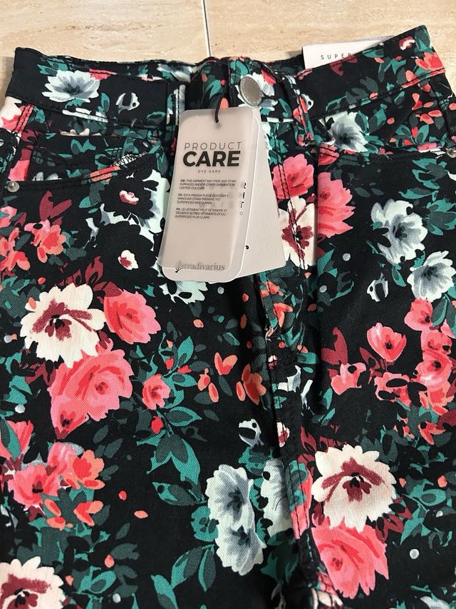 Pantalones florales negros y multicolor