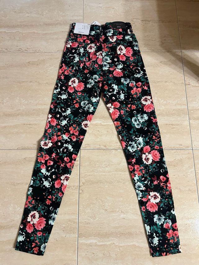 Pantalones florales negros y multicolor