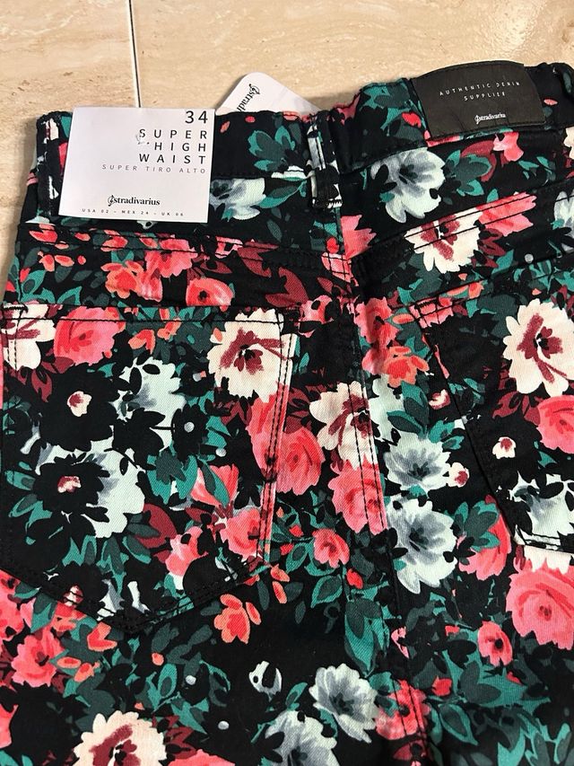 Pantalones florales negros y multicolor